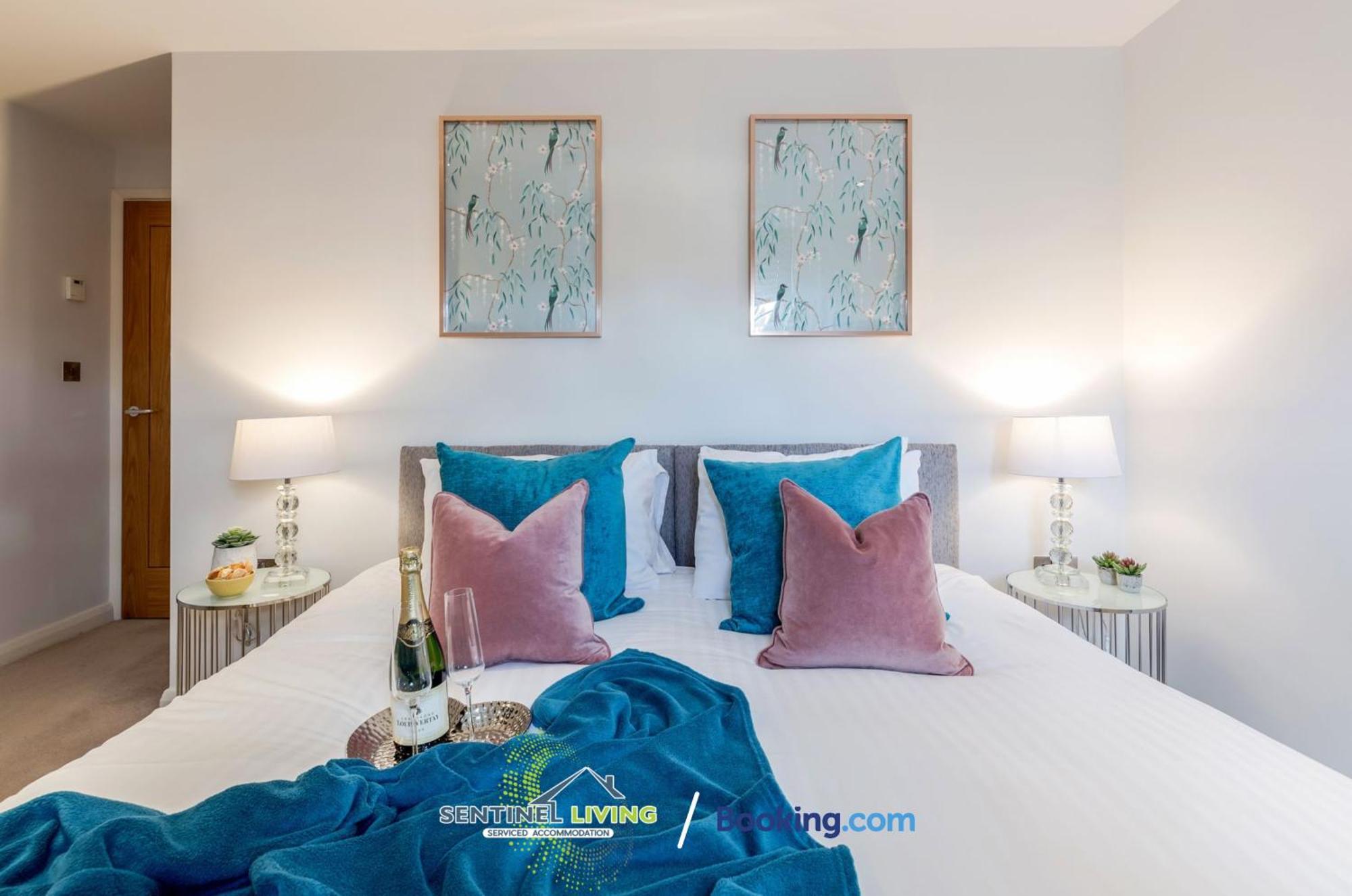Windsor Sentinel: 2-Bedroom Serviced Apartment with Free Wi-Fi Exterior photo